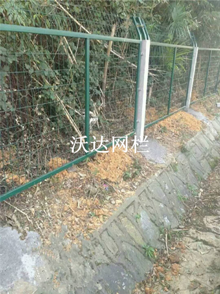 安徽滬昆鐵路貴州段防護(hù)柵欄護(hù)欄網(wǎng)項(xiàng)目圖片4