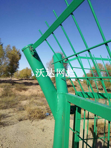赤峰內(nèi)蒙古烏拉特中旗油井護欄網(wǎng)工程圖片3