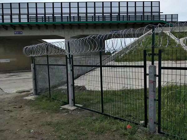 鐵路橋下防護(hù)柵欄圖片4